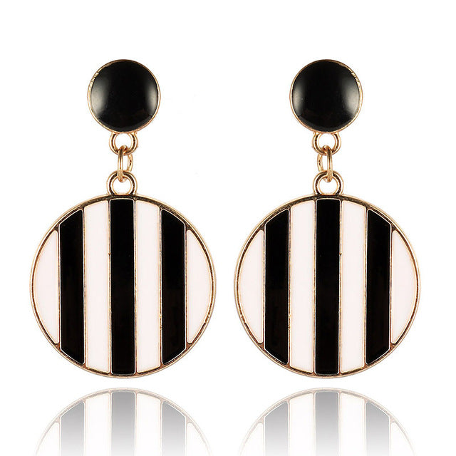2019 New Women's Earrings Color Metal Simple Charm Hollow Geometric Pendant Earrings Suitable For Winter Jewelry Lover Gift